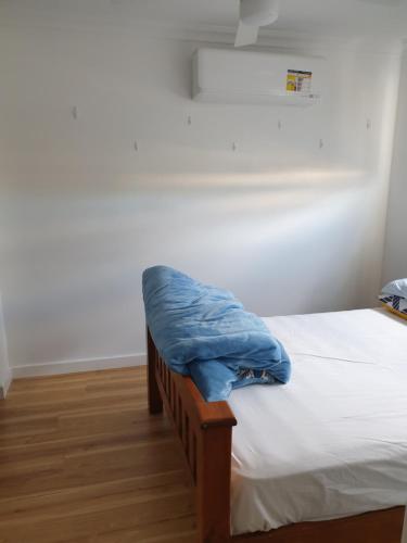 DIANELLA Budget Rooms Happy Place to Stayにあるベッド