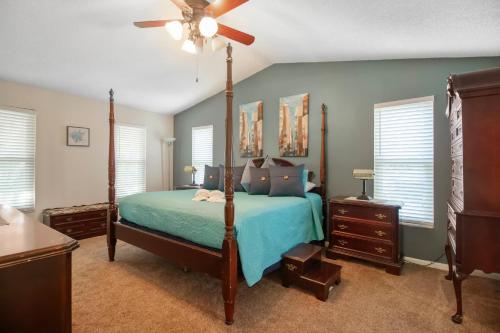 1 dormitorio con 1 cama y ventilador de techo en Tampa Bay Pool Home with Heated Pool en Brandon