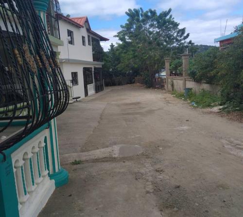 an empty street in a village with a building at Oasis de paz 2 in Jarabacoa