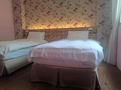 Una cama o camas en una habitación de Railway Traveler B&B