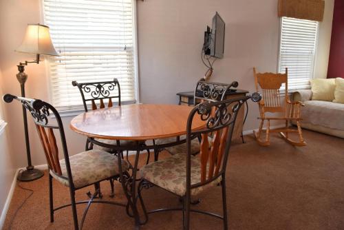 a dining room with a wooden table and chairs at The Kern Lodge in Kernville
