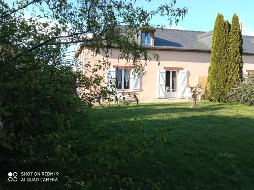 una casa con un patio con césped verde en LE P'tit logement de lor'Phée, en Chantepie