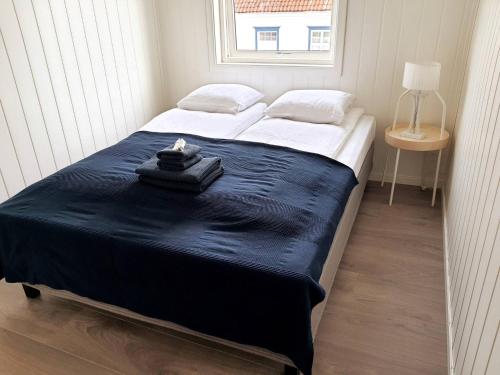une chambre avec un grand lit avec une couverture bleue dans l'établissement Central Trio Suites by Stavanger BnB Nr 5, à Stavanger