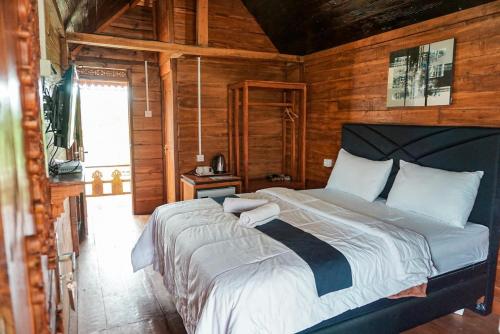 Postel nebo postele na pokoji v ubytování Rinjani Hill Hotel
