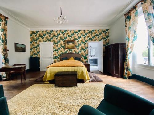 une chambre avec un lit avec un couvre-lit jaune dans l'établissement Château Les Villiers - Au cœur de la Sologne, à Villeny