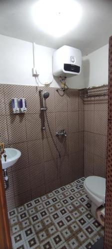 Bilik mandi di Rinjani Hill Hotel