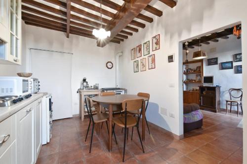 One bedroom apartement with wifi at Roccastrada في روكاسترادا: مطبخ وغرفة طعام مع طاولة وكراسي