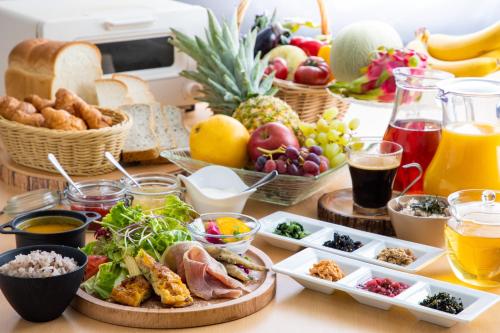 犬山市にあるホテルミュースタイル犬山エクスペリエンスの食べ物と飲み物のビュッフェ付きテーブル