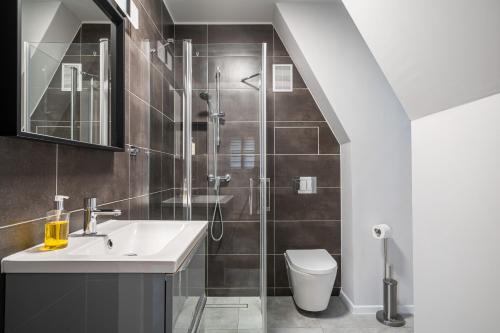La salle de bains est pourvue d'une douche, d'un lavabo et de toilettes. dans l'établissement ✰Mansarda na Białoskórniczej✰5 minut od Rynku, à Wrocław