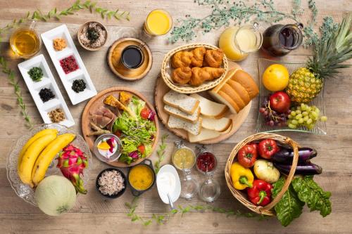 犬山市にあるホテルミュースタイル犬山エクスペリエンスの様々な種類の食べ物や飲み物を取り揃えたテーブル