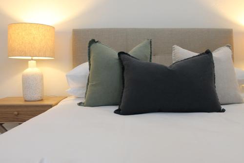 מיטה או מיטות בחדר ב-The Royal Hotel