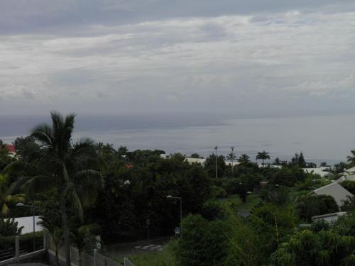 a view of the ocean from a resort at Studio charmant avec vue sur l'océan à Saint Paul, 32 m², terrasse in Fleurimont