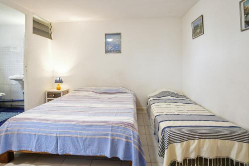 Säng eller sängar i ett rum på Studio avec vue sur la mer jardin clos et wifi a Saint Paul a 8 km de la plage
