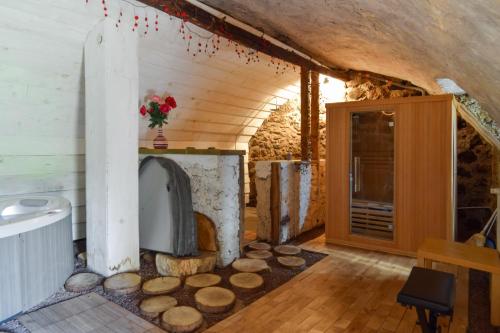 una sala de estar con estufa de leña en una casa en Domaine de la Jordanne - B&B, en Saint-Cirgues-de-Jordanne