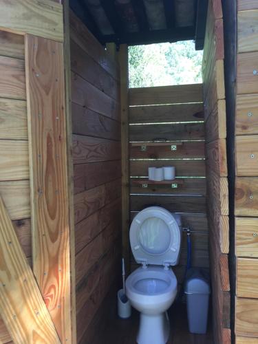 - une salle de bains avec toilettes dans une cabine en bois dans l'établissement Moulin de la Buade, à Termes