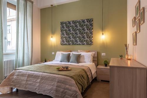 1 dormitorio con 1 cama y una pintura en la pared en Galvani Apartments, en Terni