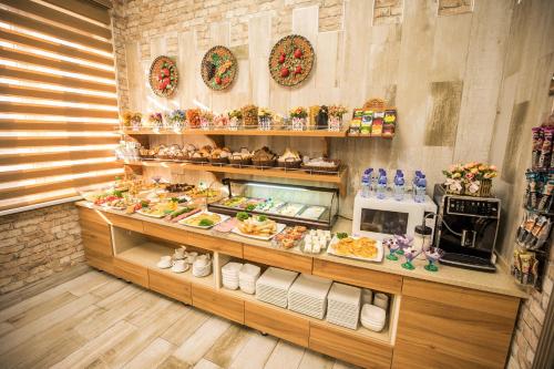 een bakkerij met veel eten te zien bij Leader Hotel in Tasjkent