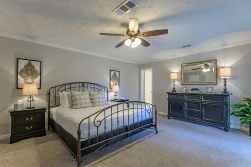 Postel nebo postele na pokoji v ubytování 4BR Ranch Style Home A Mile From Historic Downtown