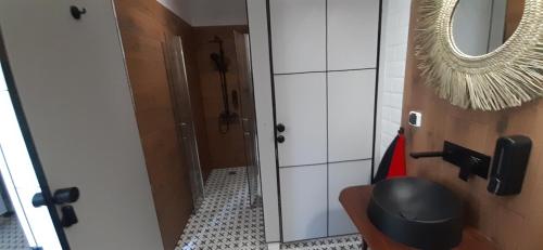 a bathroom with a mirror and a toilet at Kraków Chilli Hostel in Kraków