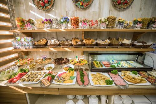een buffet gevuld met veel verschillende soorten eten bij Leader Hotel in Tasjkent