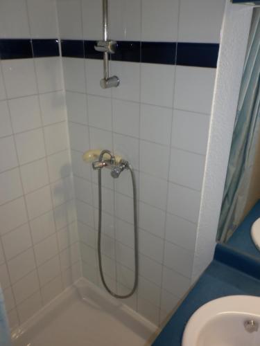 une douche dans une salle de bain avec toilettes dans l'établissement Appartement 2 Pièces Vue Piscine plage Richelieu CAP D'AGDE, au Cap d'Agde