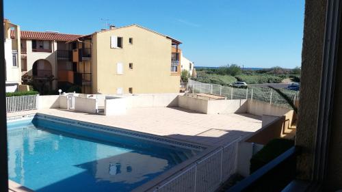 d'un balcon avec vue sur la piscine. dans l'établissement Appartement 2 Pièces Vue Piscine plage Richelieu CAP D'AGDE, au Cap d'Agde