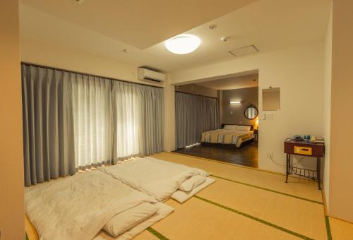 Giường trong phòng chung tại Tsushima Dae-A Hotel