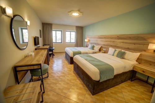 Postel nebo postele na pokoji v ubytování Crystal Hotel
