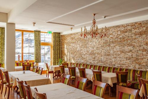 Hotel Harfenwirtにあるレストランまたは飲食店