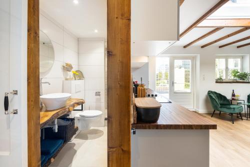 une salle de bain avec un lavabo et des toilettes dans l'établissement Cottage 44 - Free parking!, à Zandvoort