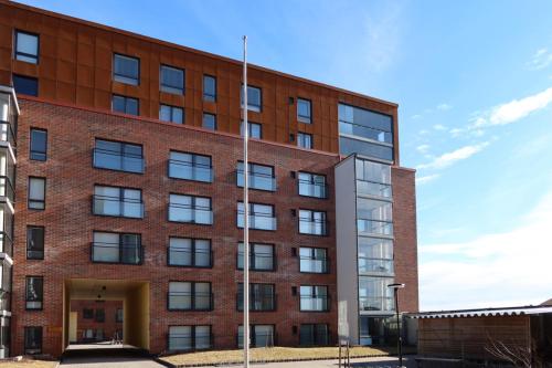 un edificio de oficinas con un ladrillo rojo en Vaunukatu, en Turku