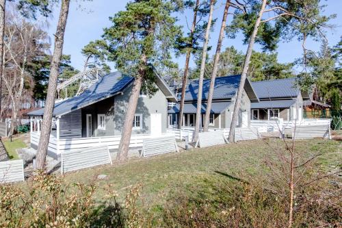 a house with solar panels on its roof at OŚRODEK KOLONIJNO WCZASOWY MEWA - przy plaży z basenem z podgrzewaną wodą i mini SPA in Niechorze