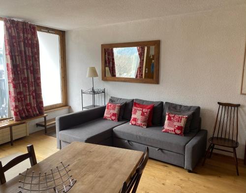 un salon avec un canapé et une table dans l'établissement Résidence au coeur d'Argentière, à Chamonix-Mont-Blanc