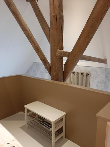 Zimmer mit einem Tisch und Holzbalken in der Unterkunft Appartementen Hoek 2 in Baflo