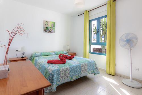 コスタ・テギセにあるApartamento Ideal Costa Teguiseのベッドルーム1室(赤いぬいぐるみのベッド1台付)