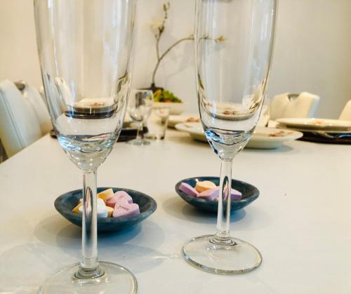 two wine glasses on a table with a bowl of food at Tussen Gracht en SintJan in Den Bosch