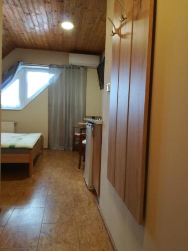 a small room with a bed and a window at Apartman Mercédesz I. in Zalakaros