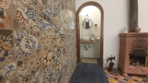 przedpokój z kominkiem i kamienną ścianą w obiekcie Room in Villa - dimora aganoor business suite w mieście Cava deʼ Tirreni