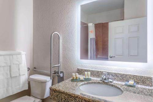 A bathroom at La Quinta by Wyndham Ely