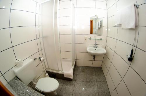 uma casa de banho com um WC e um lavatório em Messe-Hotel "Waldruhe" em Giesen