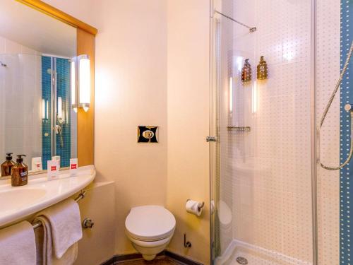 ein Bad mit einer Dusche, einem WC und einem Waschbecken in der Unterkunft Ibis Istanbul Esenyurt in Istanbul