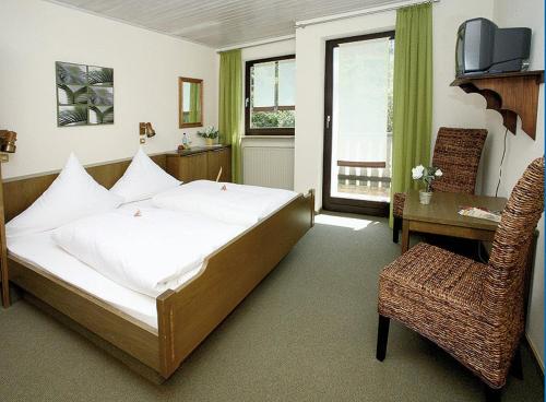 Tempat tidur dalam kamar di Hotel Landgasthof Wallburg