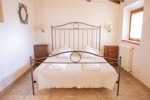 una camera con letto con struttura metallica di Casa AUREA Tre Posti Letto a 30 metri dal Mare a San Vincenzo