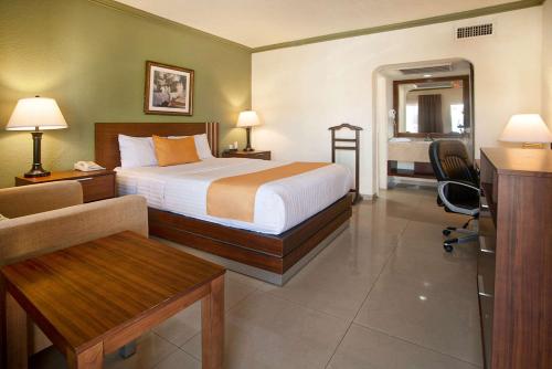 a hotel room with a bed and a desk at Quality Inn Ciudad Obregon in Ciudad Obregón