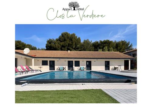 une villa avec une piscine en face d'une maison dans l'établissement Le Clos la Verdière, à Velaux