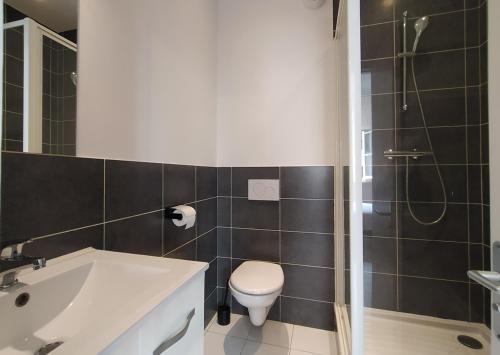 une salle de bain avec toilettes, lavabo et douche dans l'établissement Baiona Sainte Cath -2-BI-, à Bayonne