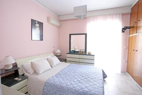 Postel nebo postele na pokoji v ubytování Apartment near the beach and the Athens airport , Artemida