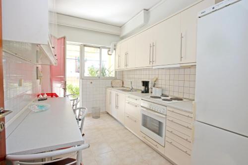 Kuchyň nebo kuchyňský kout v ubytování Apartment near the beach and the Athens airport , Artemida