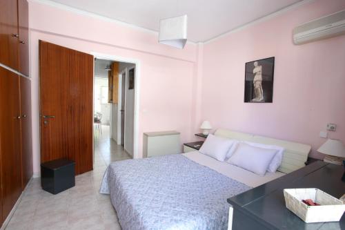 Posteľ alebo postele v izbe v ubytovaní Apartment near the beach and the Athens airport , Artemida