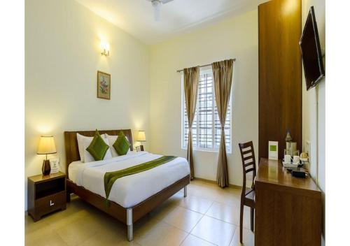 Postel nebo postele na pokoji v ubytování Stays 42 - Oleander Suites Coorg